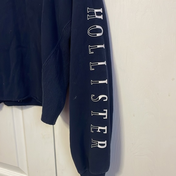 Cropped Navy Hollister Crewneck - Picture 2 of 4